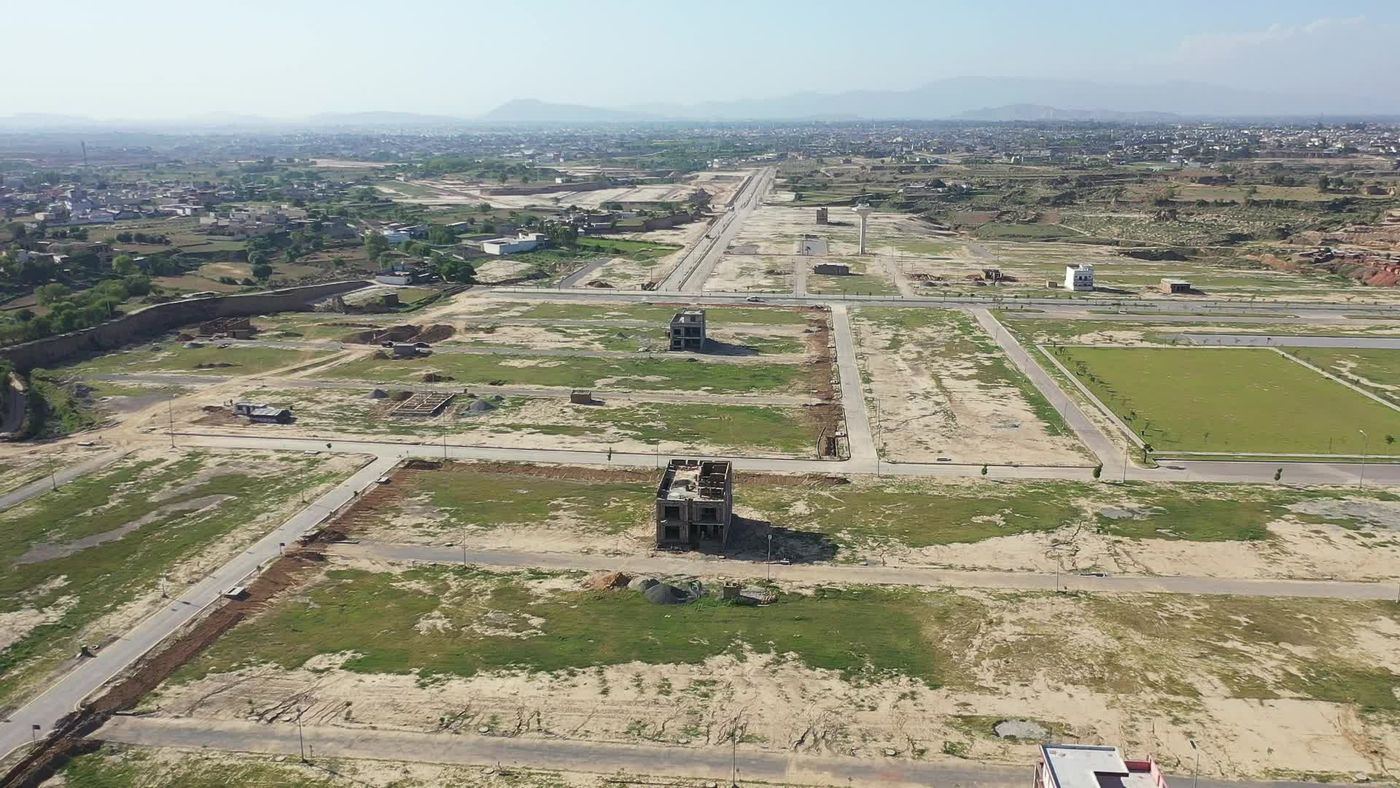 An open, level plot in Anis Nagar ready to be registered